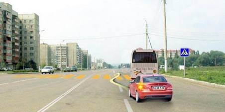 The bus has stopped, giving way to pedestrians. Does the driver of the car violate the traffic rules in this situation?