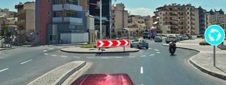 Which turn indicator should be turned on when reversing at this intersection?