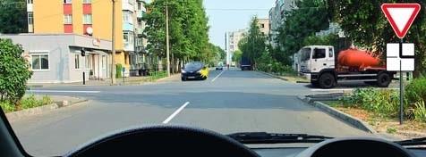 Խաչմերուկն ուղիղ անցնելիս անհրաժեշտ է ճանապարհը զիջել